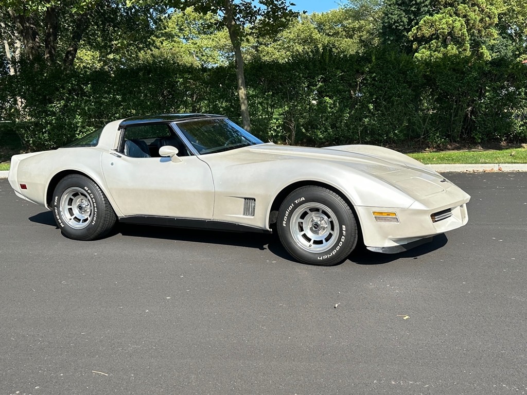 Chevrolet-Corvette-1981-Coupe-32
