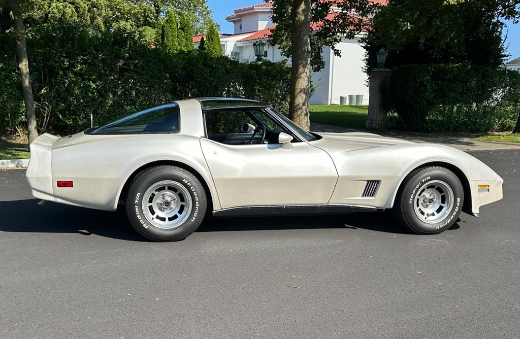 Chevrolet-Corvette-1981-Coupe-33