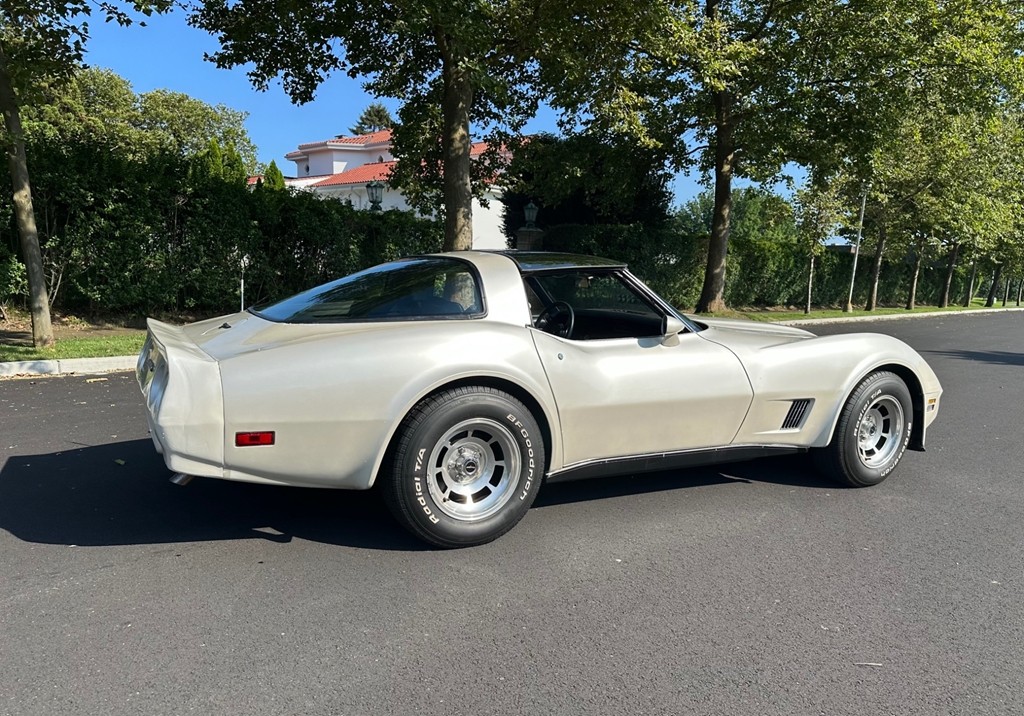 Chevrolet-Corvette-1981-Coupe-34