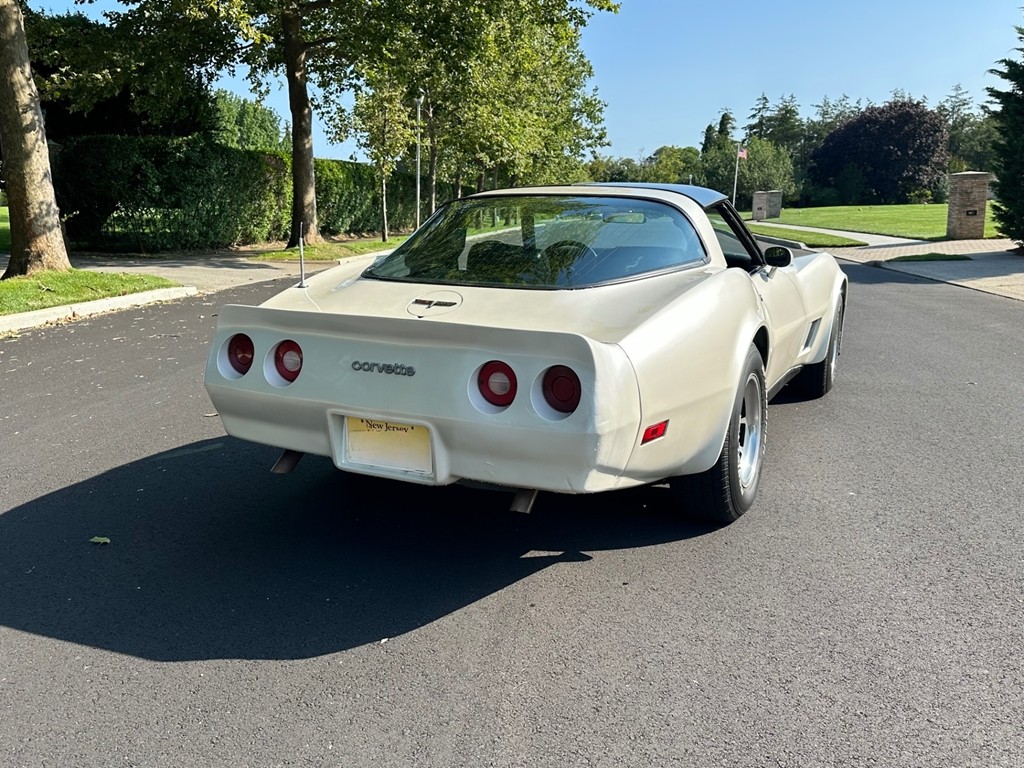 Chevrolet-Corvette-1981-Coupe-35