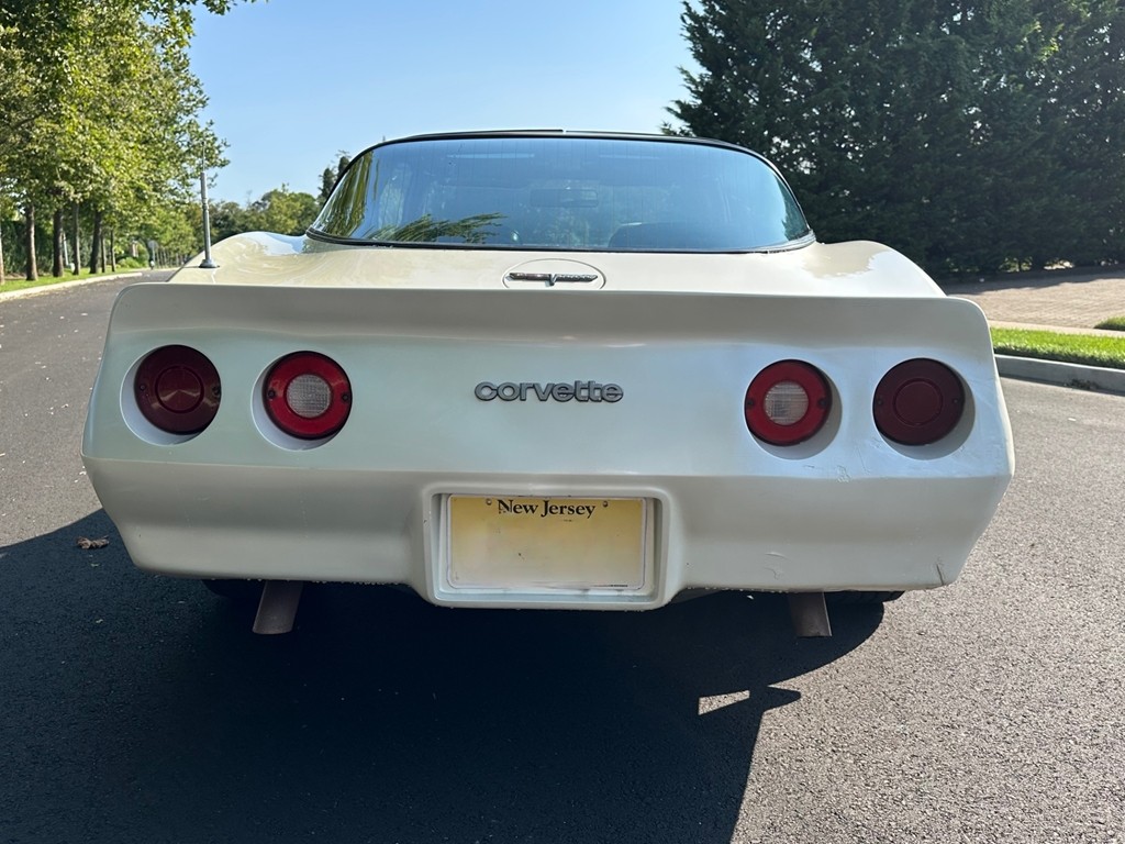 Chevrolet-Corvette-1981-Coupe-8