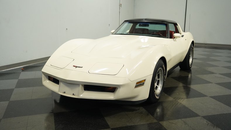 Chevrolet-Corvette-1981-Cream-Beige-Medium-Cinnabar-2