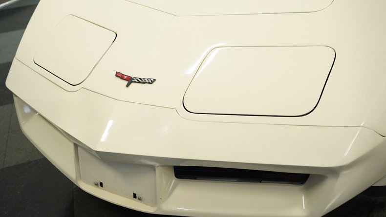 Chevrolet-Corvette-1981-Cream-Beige-Medium-Cinnabar-3
