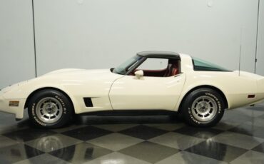 Chevrolet-Corvette-1981-Cream-Beige-Medium-Cinnabar