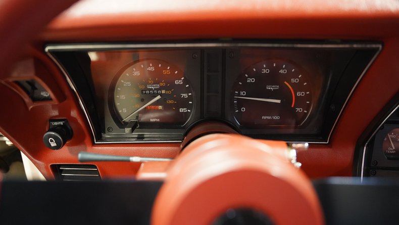 Chevrolet-Corvette-1981-Cream-Beige-Medium-Cinnabar-6