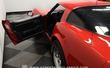 Chevrolet-Corvette-1981-Red-Black-34