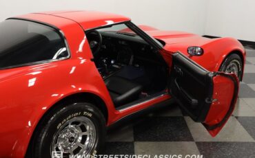 Chevrolet-Corvette-1981-Red-Black-4