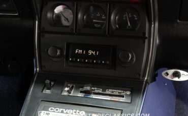 Chevrolet-Corvette-1981-Red-Black-40