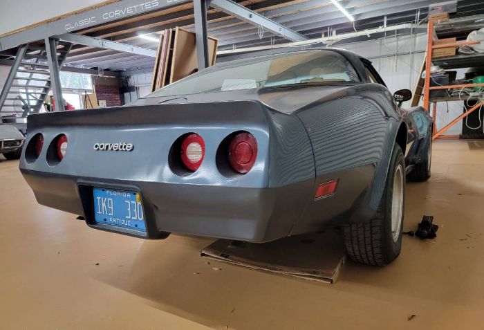 Chevrolet-Corvette-1981-Silver