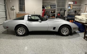 Chevrolet-Corvette-1981-Silver-Charcoal-3