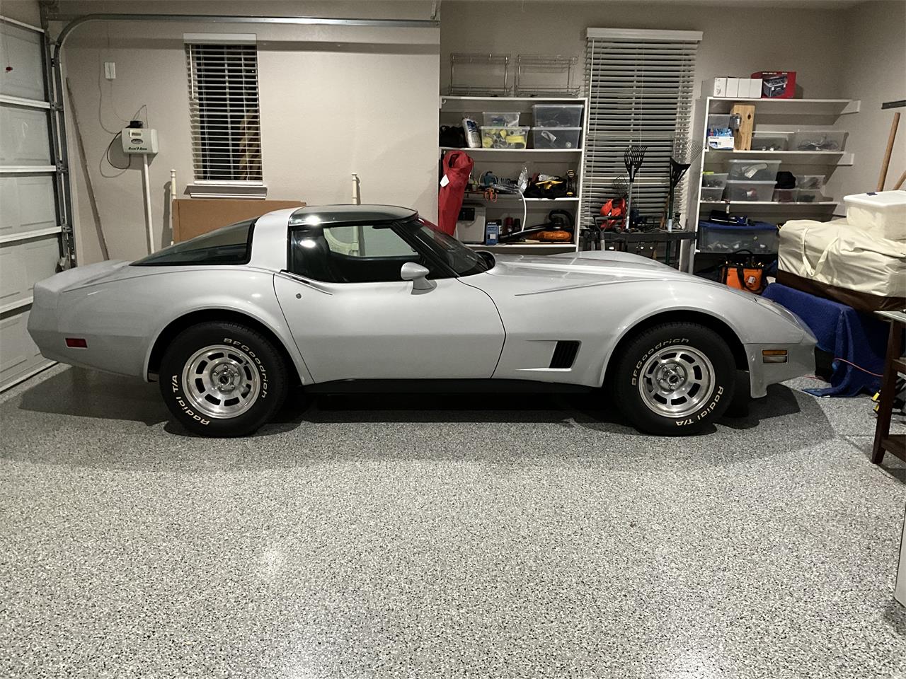 Chevrolet-Corvette-1981-Silver-Charcoal-3