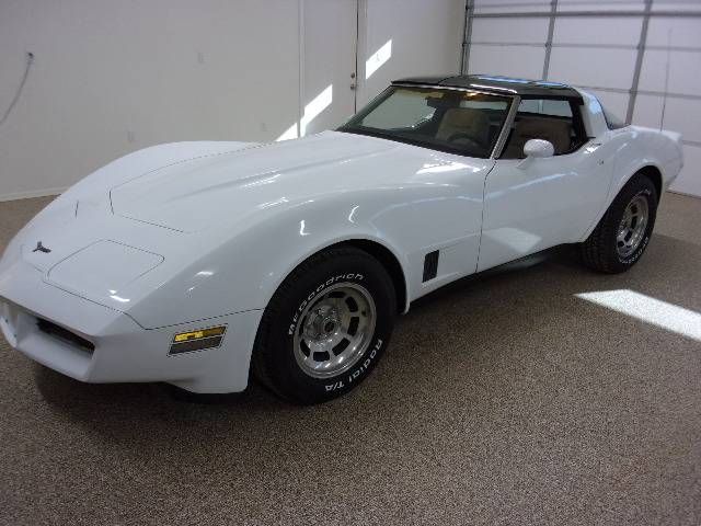 Chevrolet-Corvette-1981-White-1