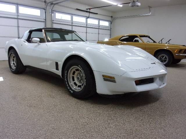 Chevrolet-Corvette-1981-White-6