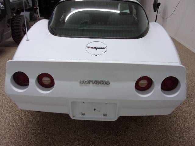 Chevrolet-Corvette-1981-White-7