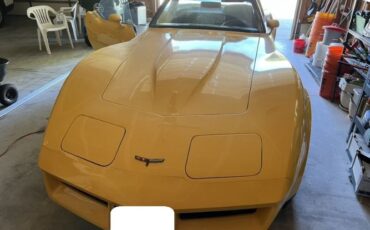 Chevrolet-Corvette-1981-Yellow-1