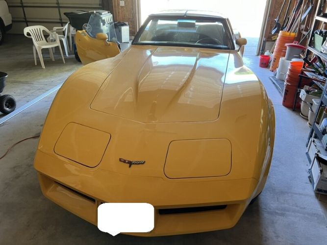 Chevrolet-Corvette-1981-Yellow-1