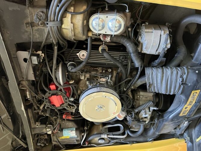 Chevrolet-Corvette-1981-Yellow-10