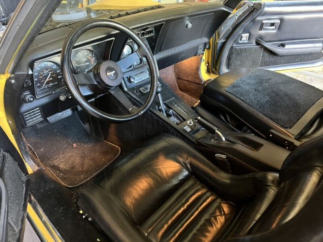 Chevrolet-Corvette-1981-Yellow-9