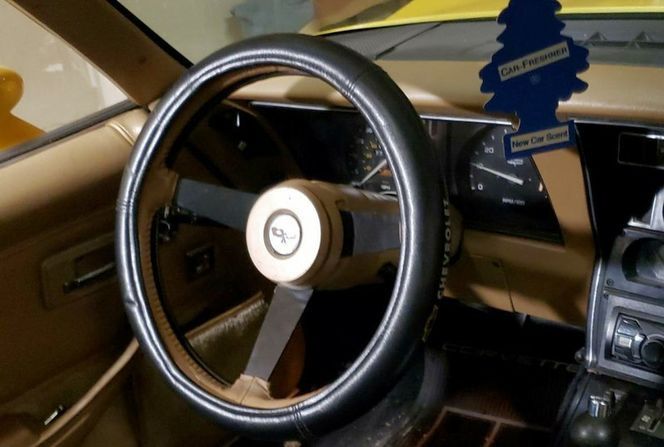 Chevrolet-Corvette-1981-Yellow-Black-3