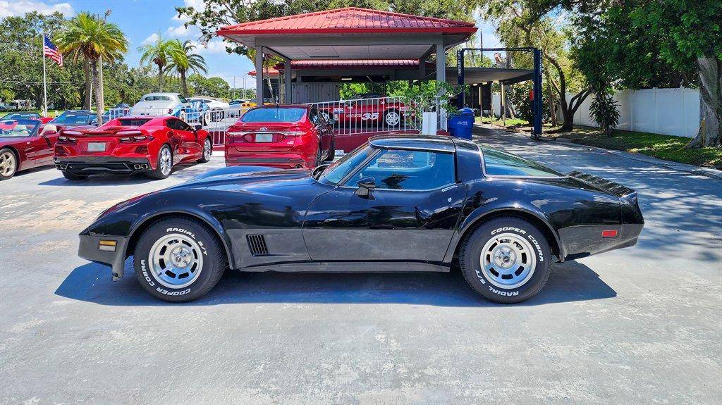 Chevrolet-Corvette-1981-black-12