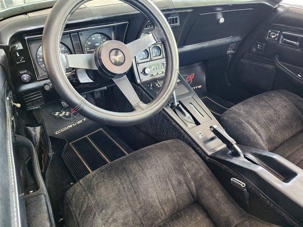 Chevrolet-Corvette-1981-black-43