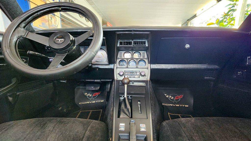 Chevrolet-Corvette-1981-black-45
