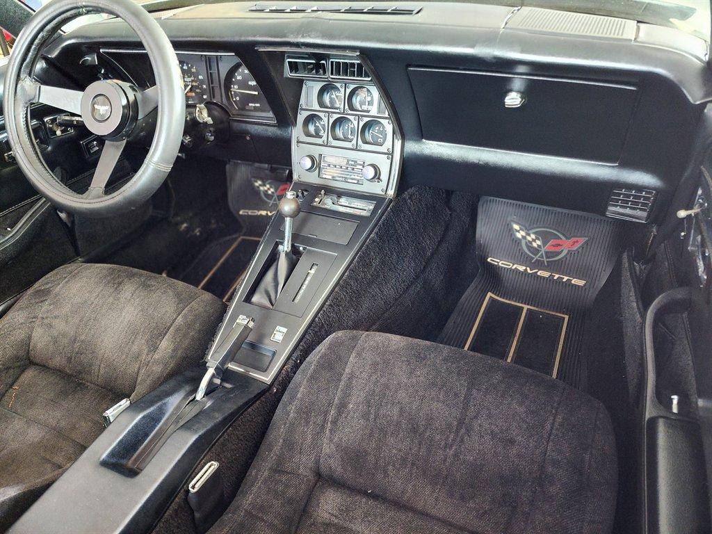 Chevrolet-Corvette-1981-black-47