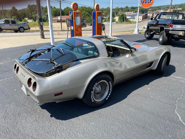 Chevrolet-Corvette-1982-12