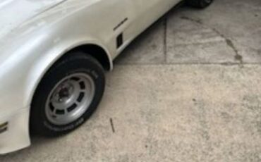 Chevrolet-Corvette-1982-2