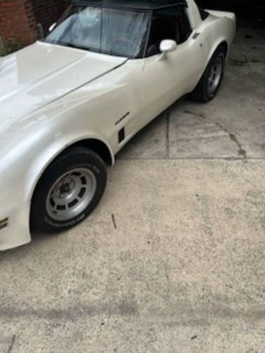 Chevrolet-Corvette-1982-2