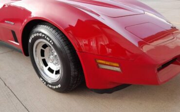 Chevrolet-Corvette-1982-3