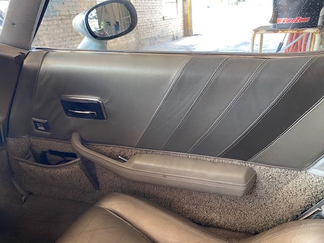 Chevrolet-Corvette-1982-4