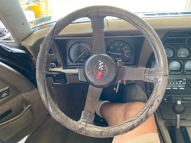 Chevrolet-Corvette-1982-5
