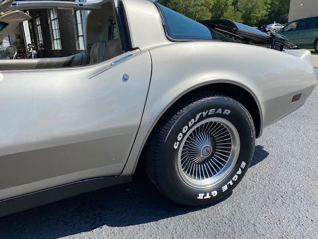 Chevrolet-Corvette-1982-6