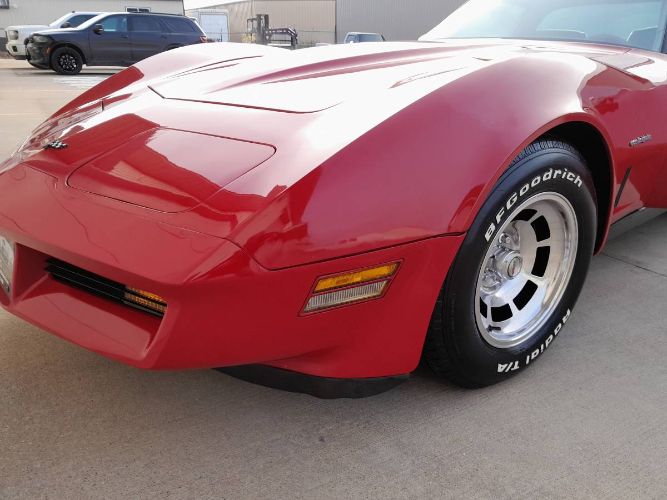 Chevrolet-Corvette-1982-8