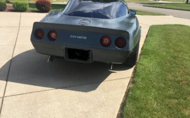 Chevrolet-Corvette-1982-Blue-2