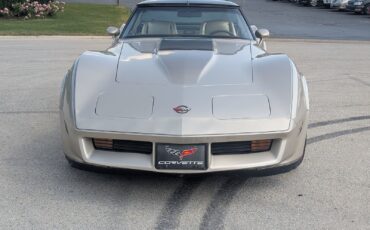Chevrolet-Corvette-1982-Coupe-12