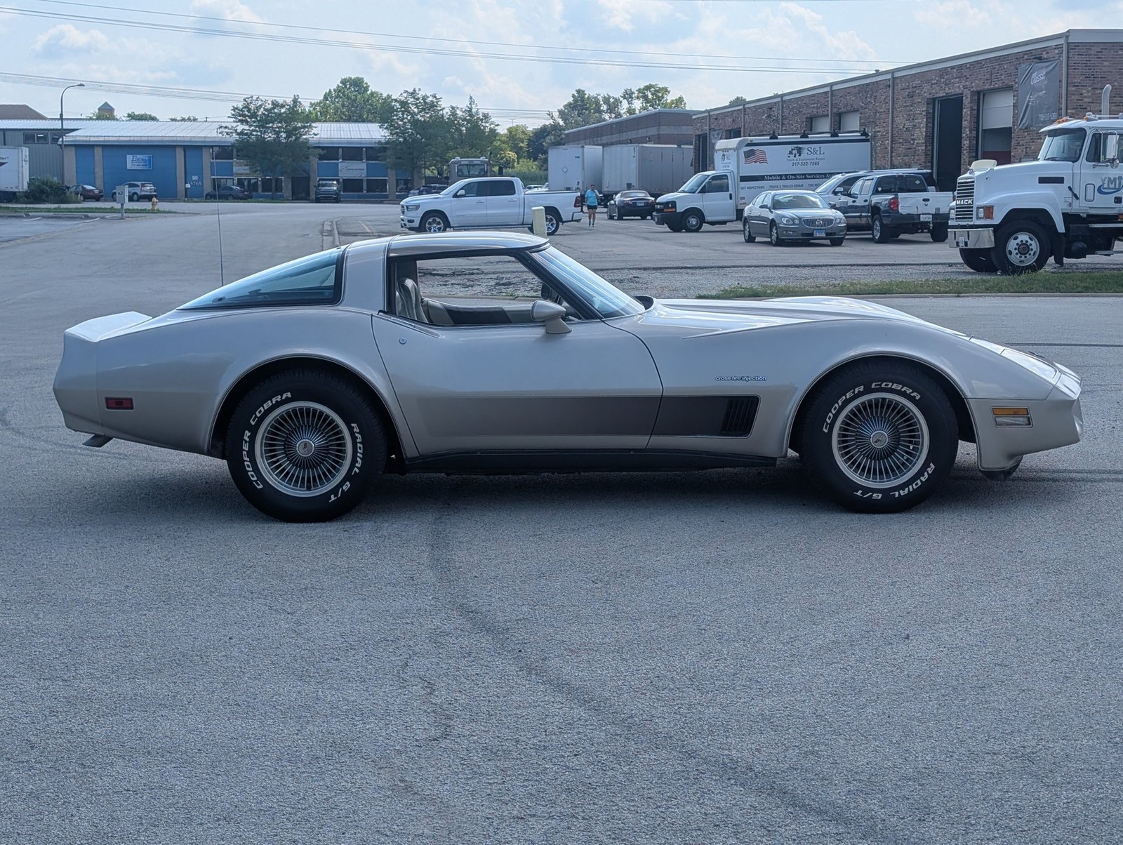 Chevrolet-Corvette-1982-Coupe-14