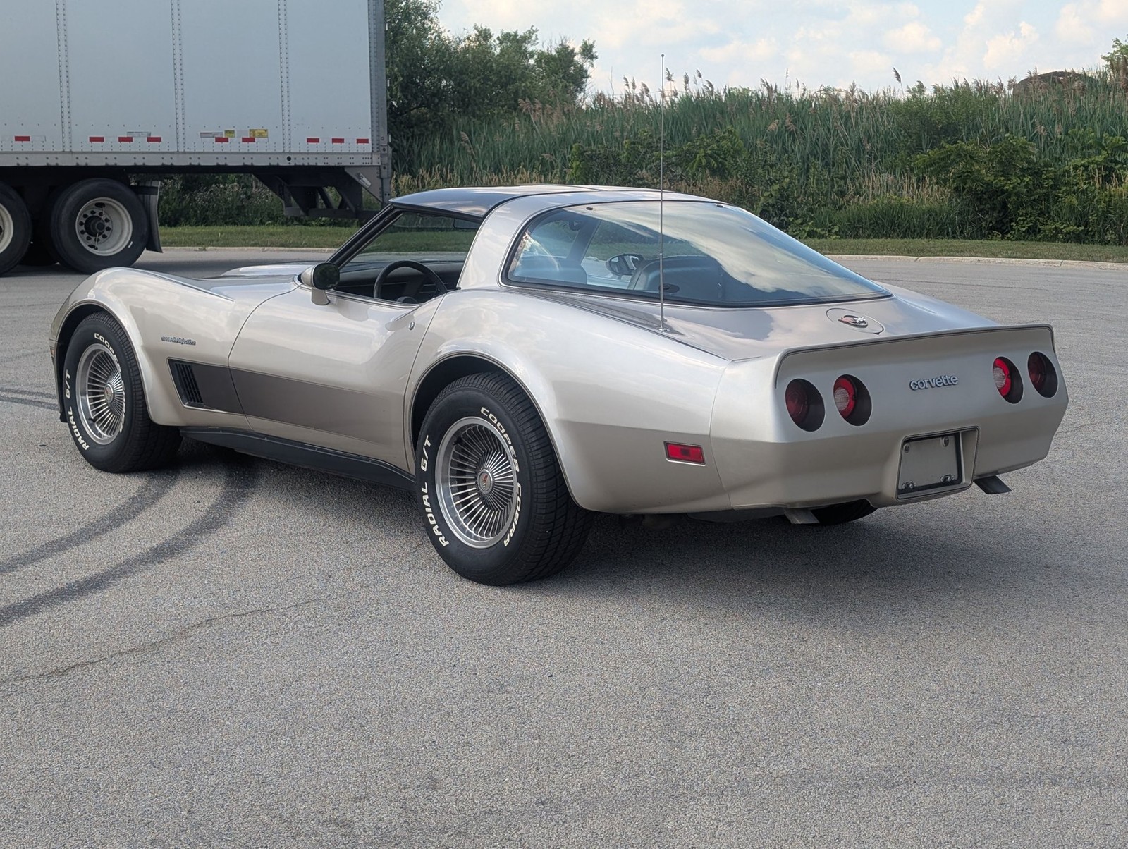 Chevrolet-Corvette-1982-Coupe-2