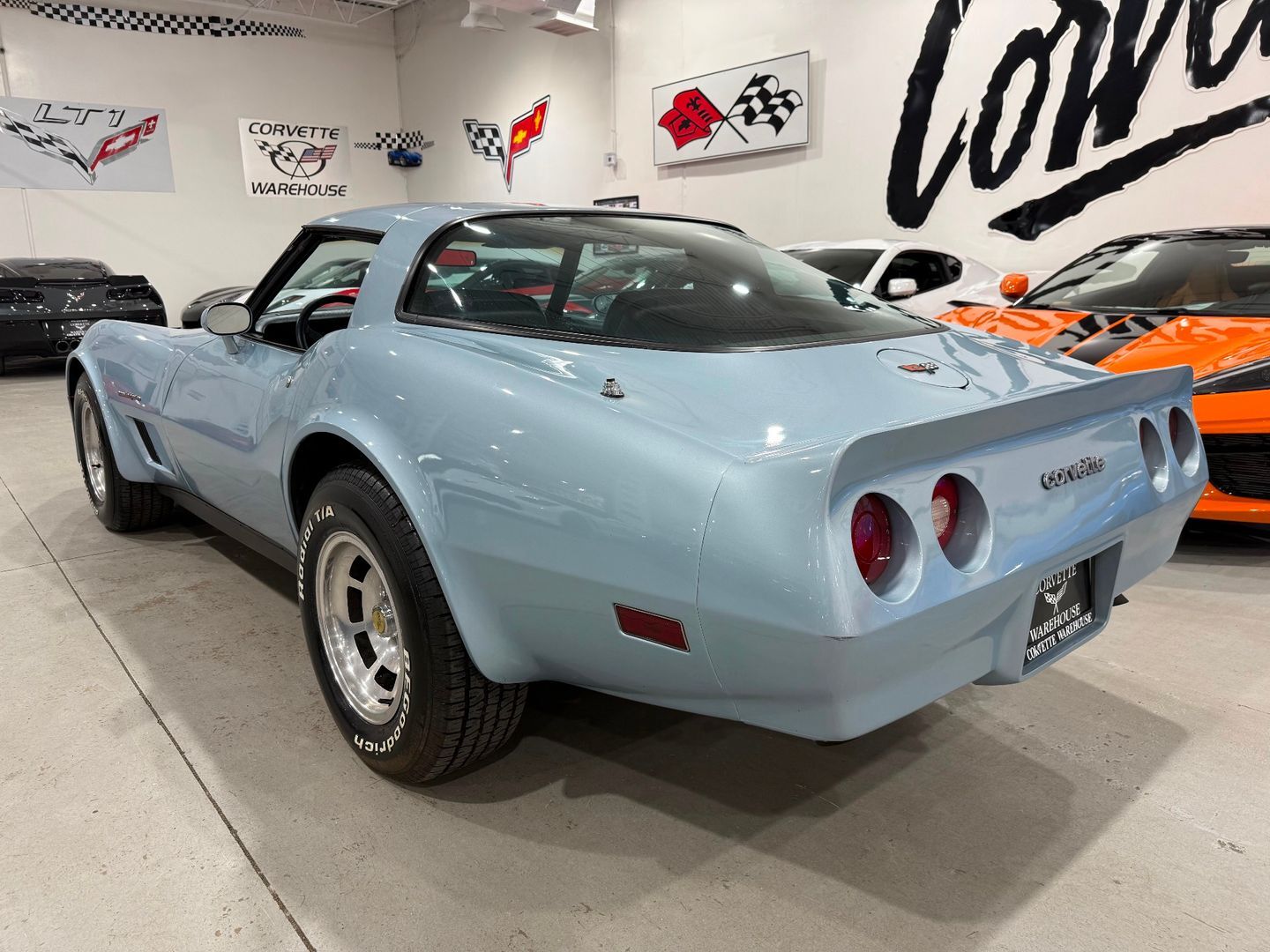 Chevrolet-Corvette-1982-Coupe-2