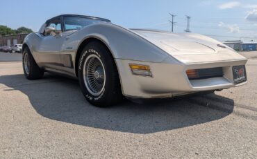 Chevrolet-Corvette-1982-Coupe-23