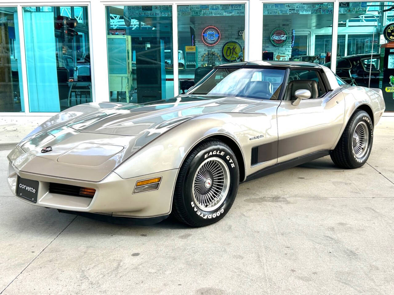 Chevrolet-Corvette-1982-Hatchback-10