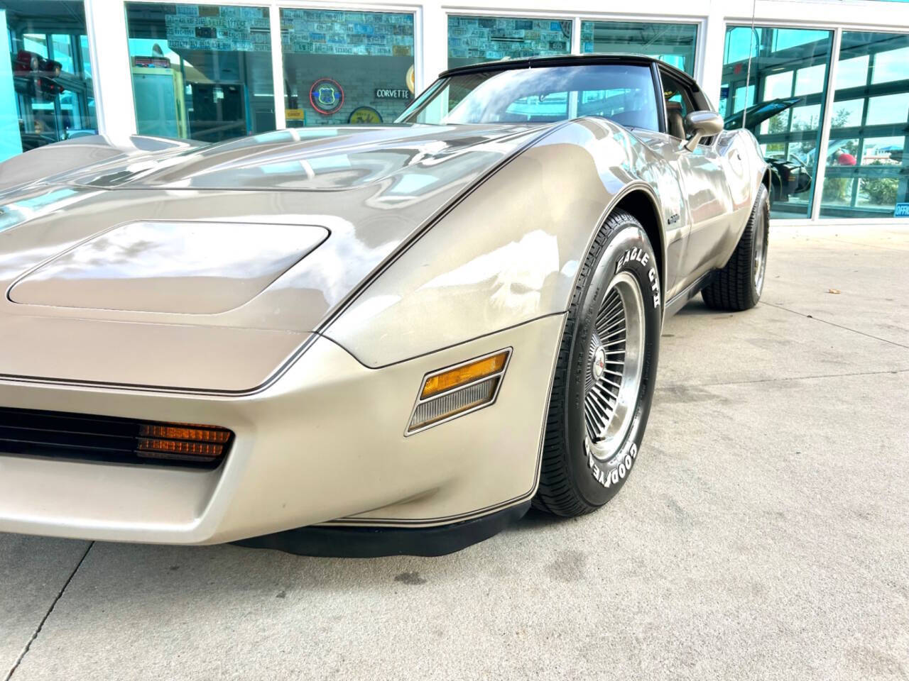 Chevrolet-Corvette-1982-Hatchback-11
