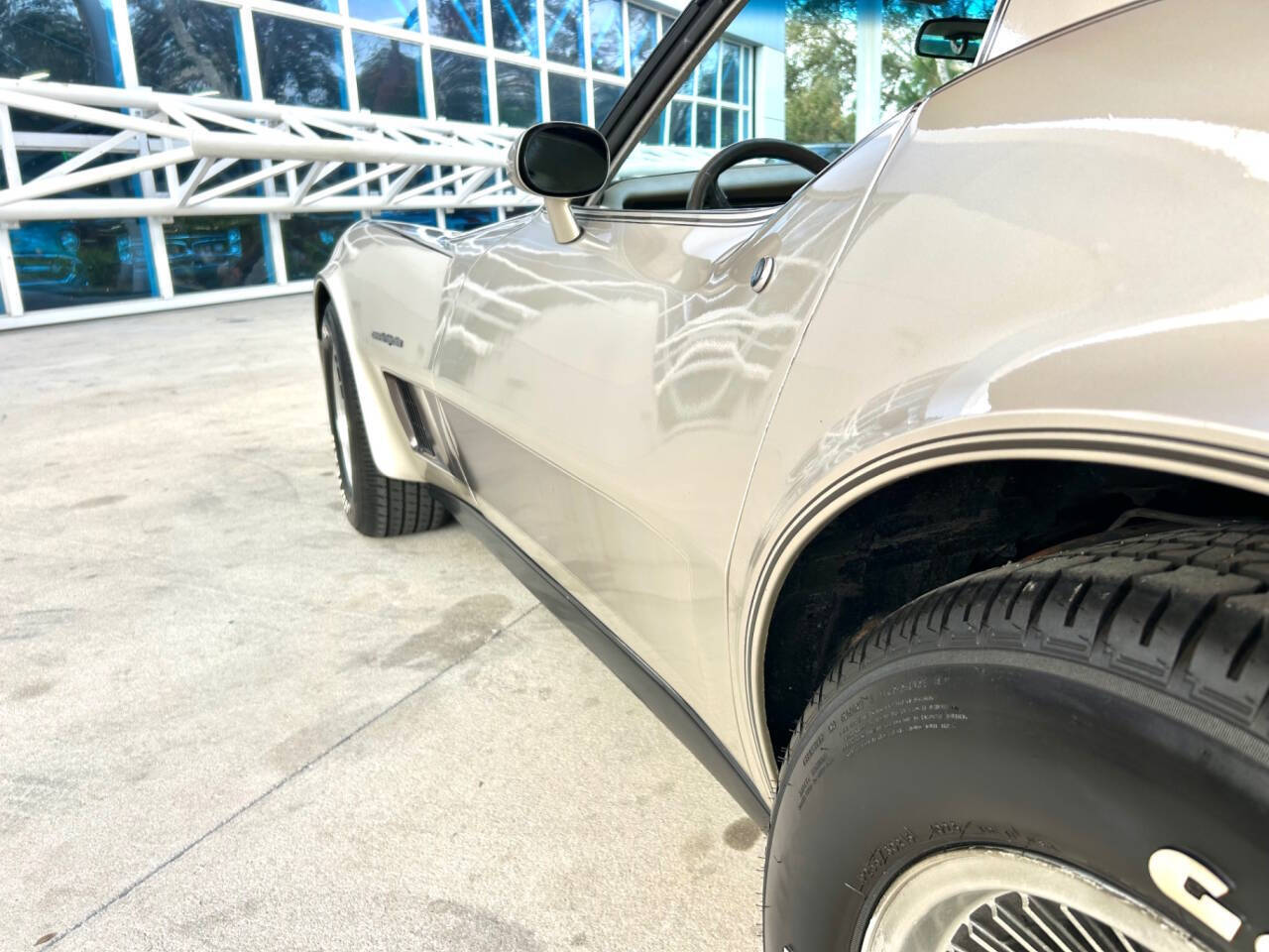 Chevrolet-Corvette-1982-Hatchback-13