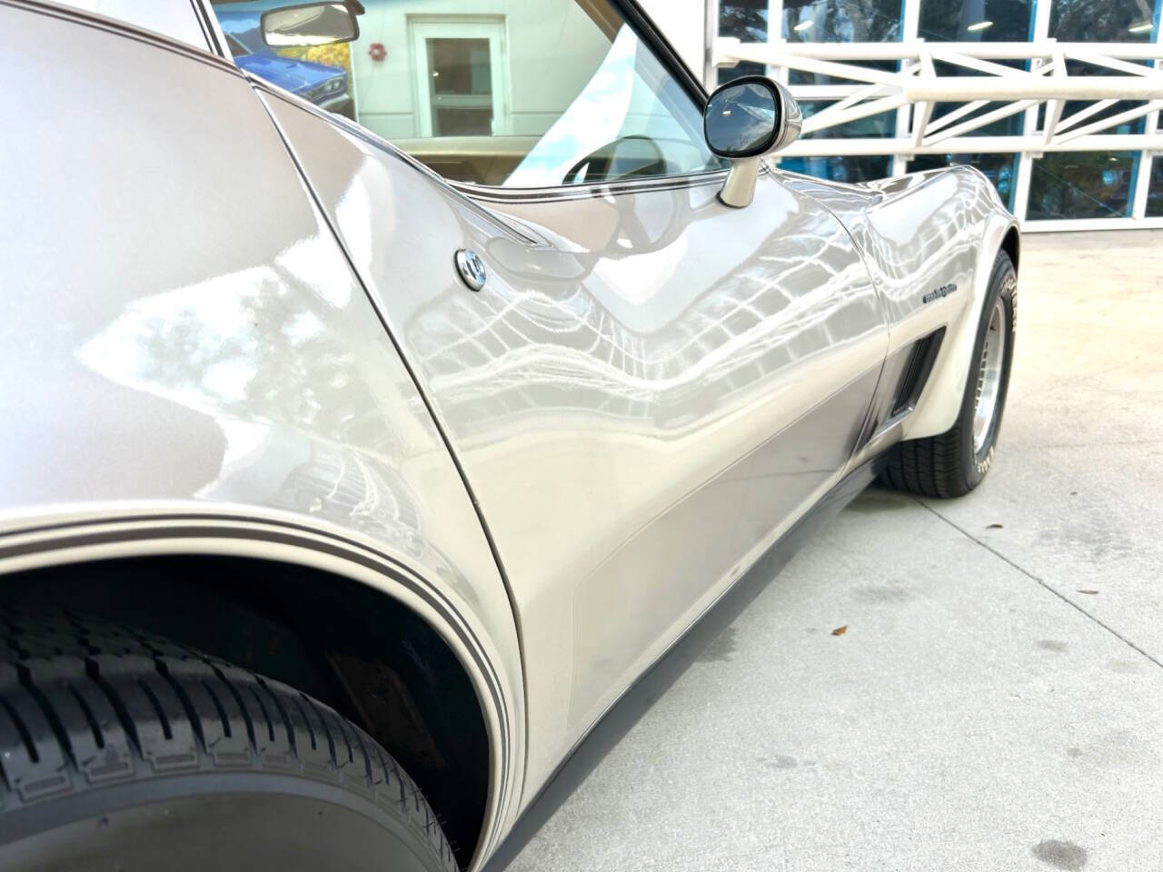 Chevrolet-Corvette-1982-Hatchback-16
