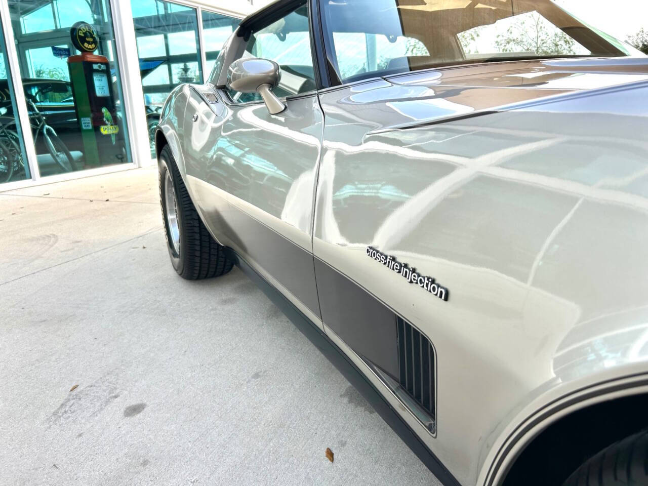 Chevrolet-Corvette-1982-Hatchback-17