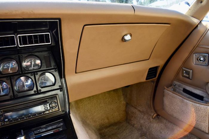 Chevrolet-Corvette-1982-Red-2