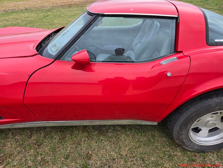 Chevrolet-Corvette-1982-Red-Gray-23