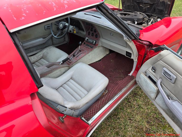 Chevrolet-Corvette-1982-Red-Gray-9