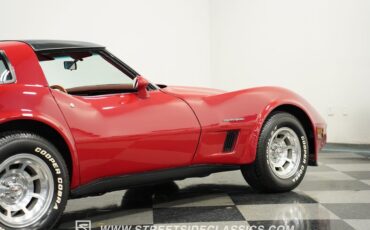 Chevrolet-Corvette-1982-Red-Red-33